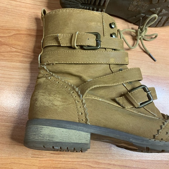 Tan Wingtip Brogue Buckle Combat Boots | Side Zip | Size 39 (US 8/8.5) - Picture 6 of 15